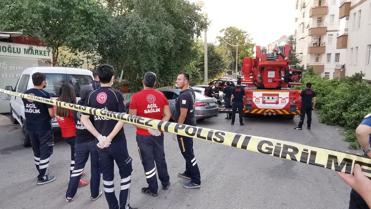 Kendilerini rehin alıp intihara kalkışan babalarını korku dolu gözlerle izlediler 6