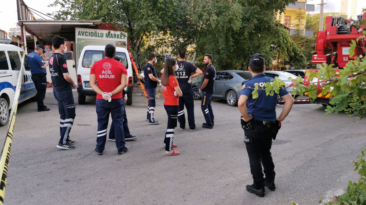 Kendilerini rehin alıp intihara kalkışan babalarını korku dolu gözlerle izlediler 7