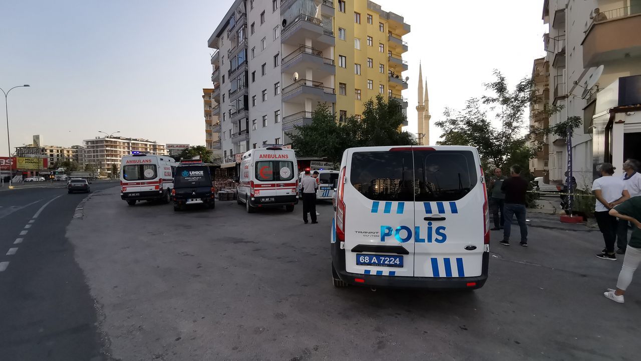 Kendilerini rehin alıp intihara kalkışan babalarını korku dolu gözlerle izlediler 9