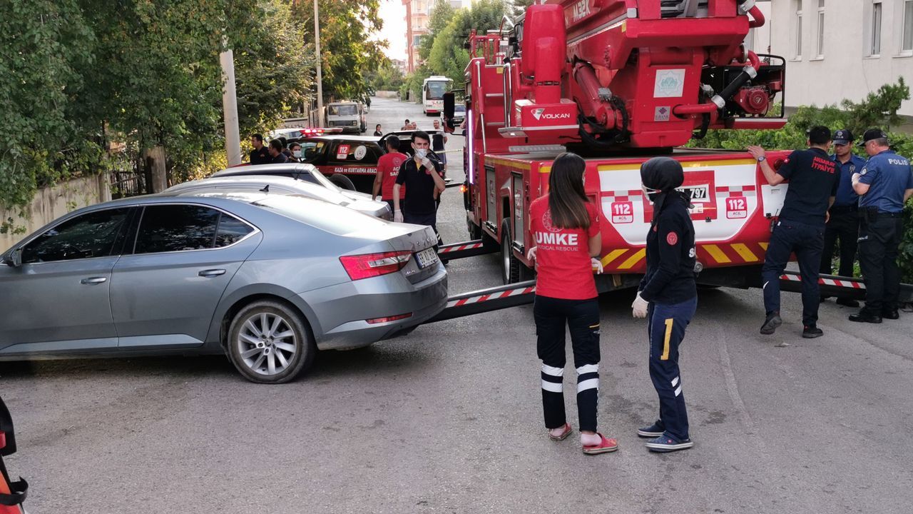Kendilerini rehin alıp intihara kalkışan babalarını korku dolu gözlerle izlediler 10