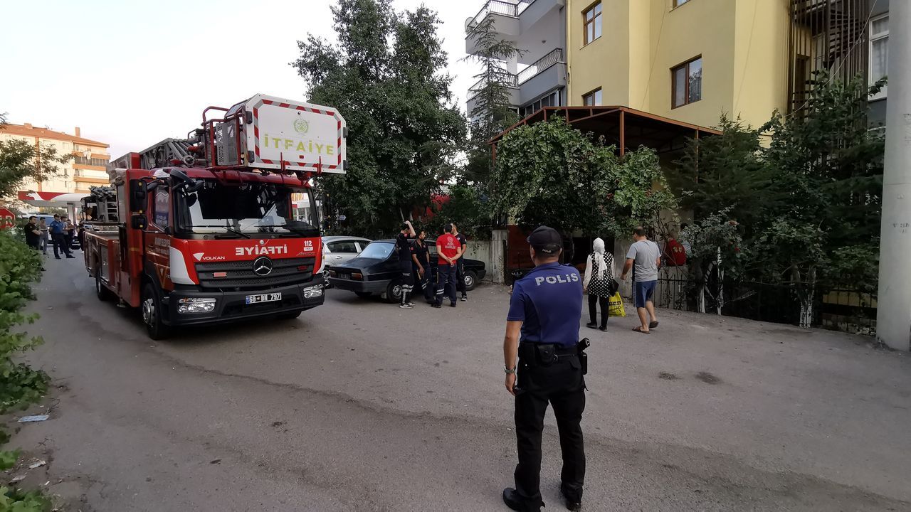 Kendilerini rehin alıp intihara kalkışan babalarını korku dolu gözlerle izlediler 11