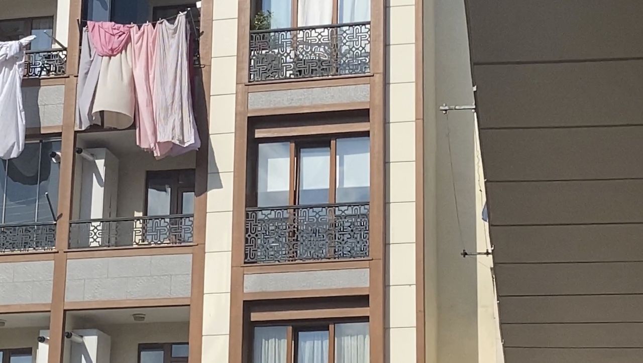 Genç kadın uçuşu olduğu gün pencereden düşmüştü! Kardeşi tutuklandı 5