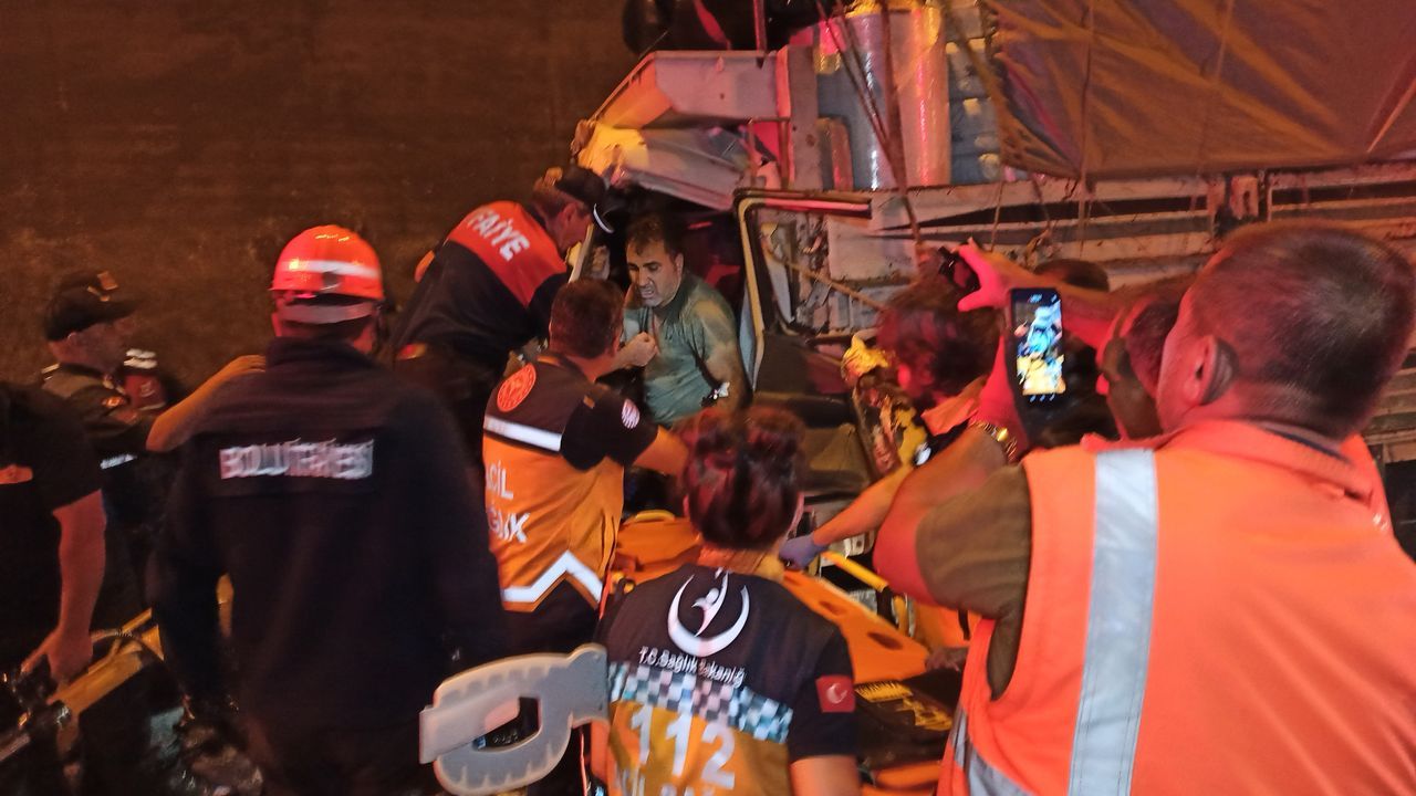 Bolu Dağı Tüneli'nde 3 TIR ve 1 kamyonet birbirine girdi 2