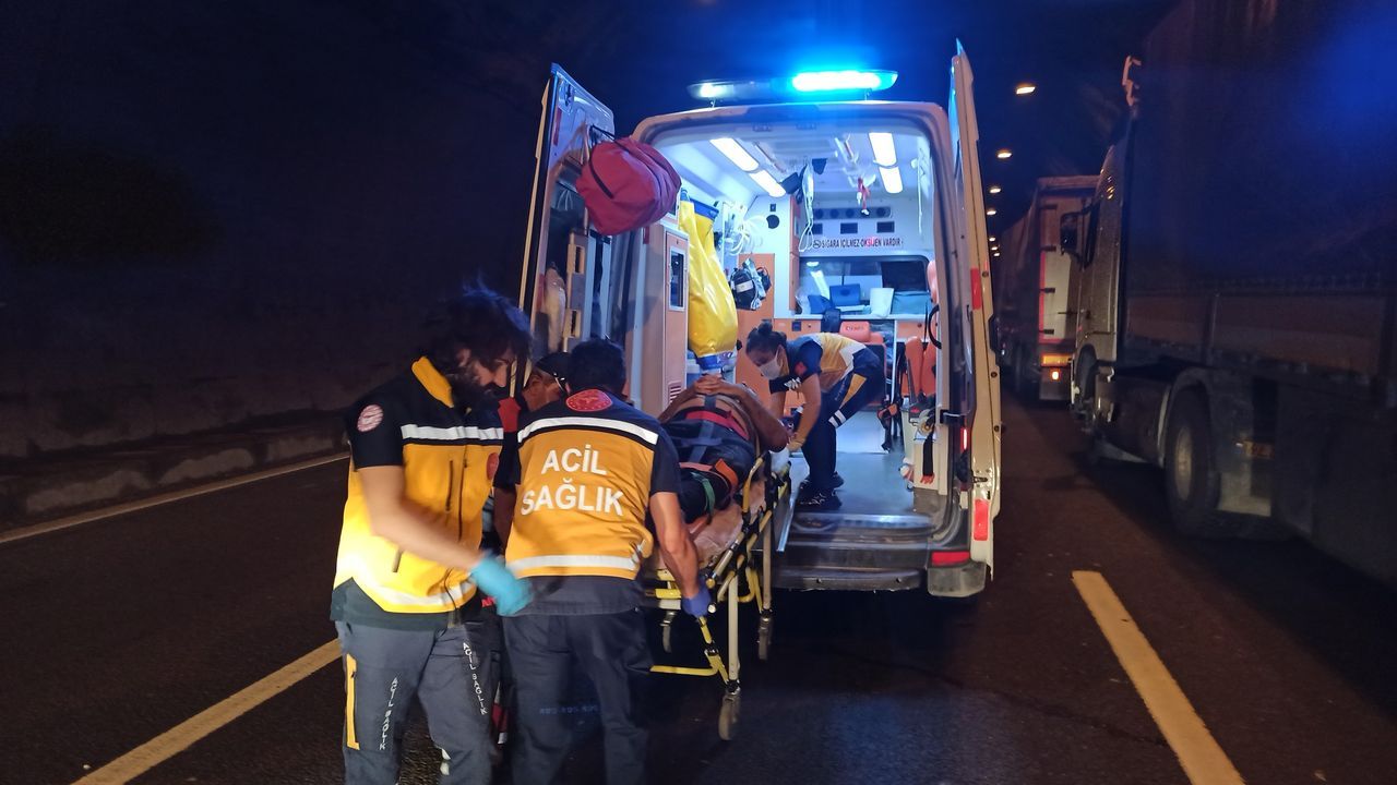 Bolu Dağı Tüneli'nde 3 TIR ve 1 kamyonet birbirine girdi 5