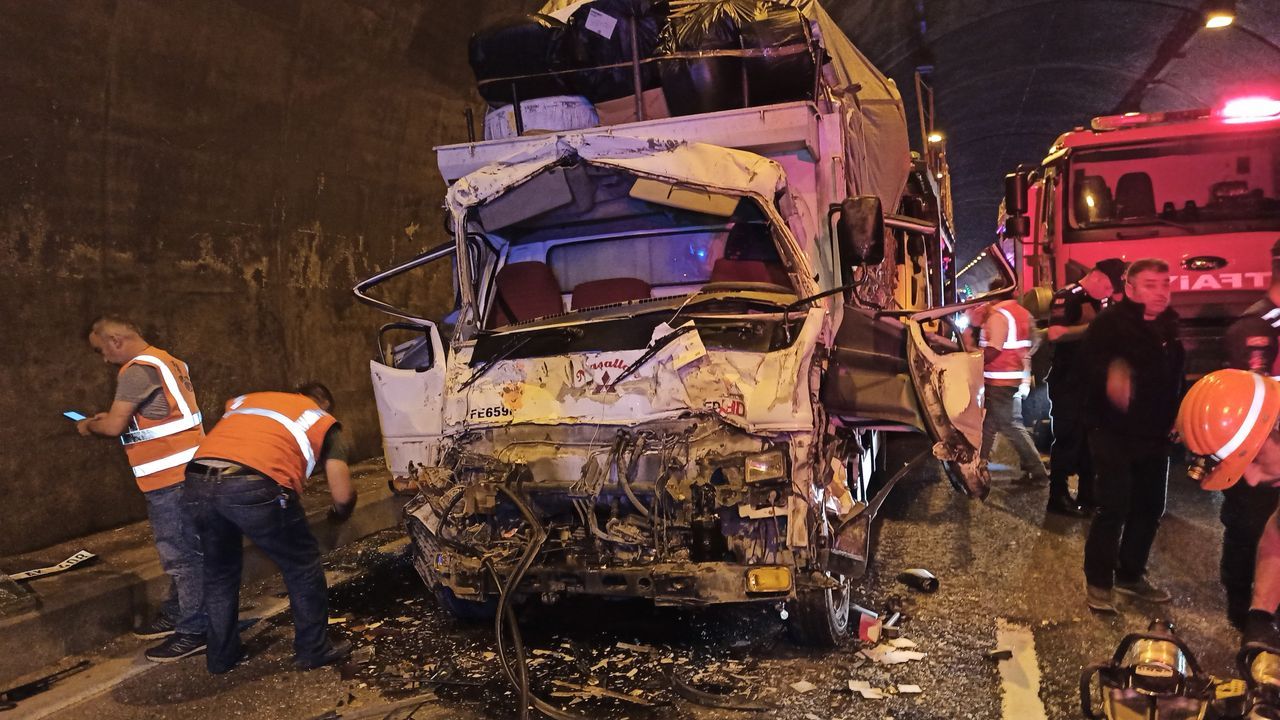 Bolu Dağı Tüneli'nde 3 TIR ve 1 kamyonet birbirine girdi 7