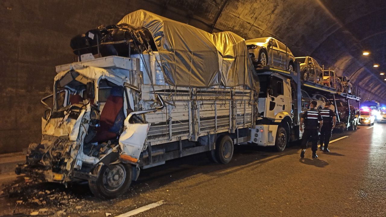 Bolu Dağı Tüneli'nde 3 TIR ve 1 kamyonet birbirine girdi 1
