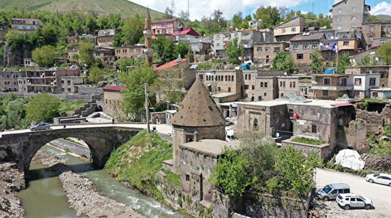 Tarihi toprak evleri, Kümbetleri ve mimarisiyle Vadideki güzel şehir Bitlis Gezi Listesi ve 5 minaresinin hikayesi! 1