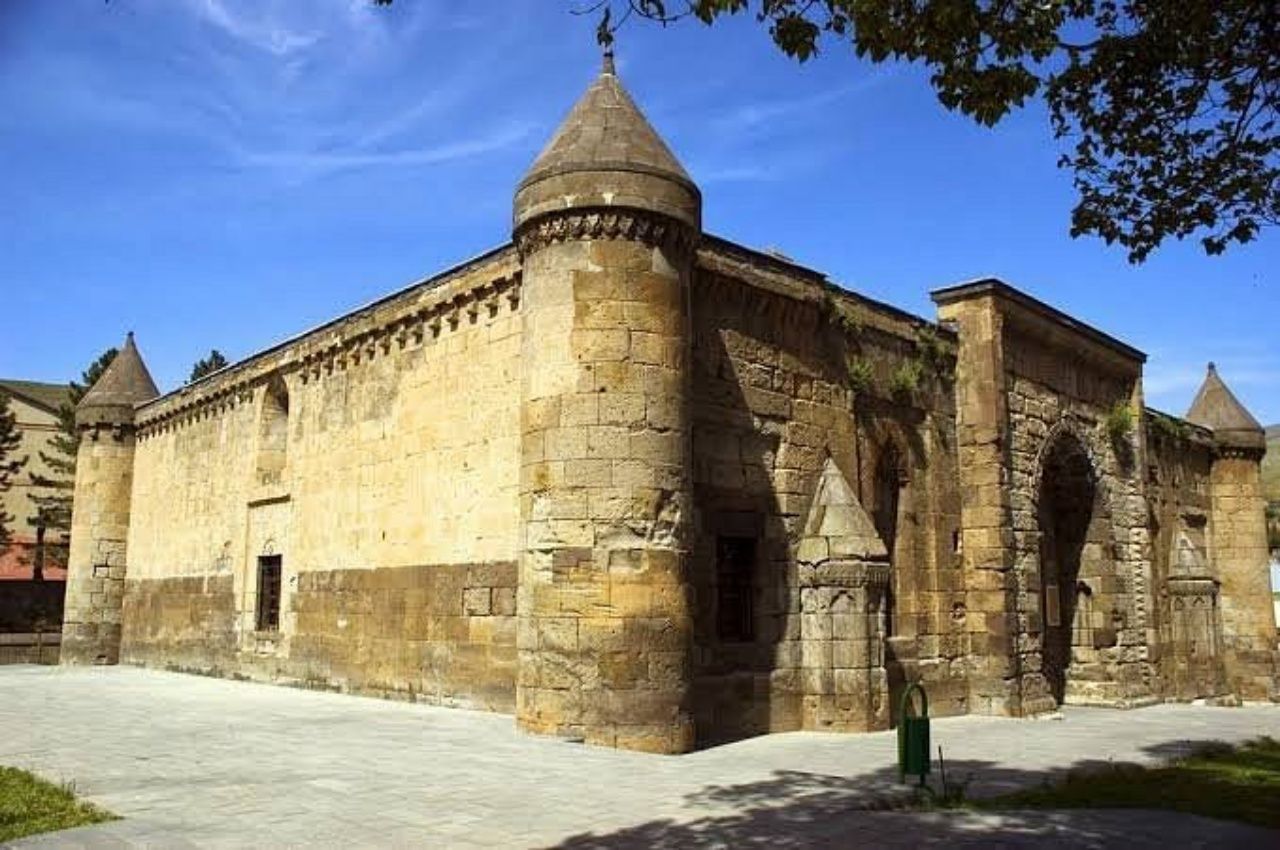 Tarihi toprak evleri, Kümbetleri ve mimarisiyle Vadideki güzel şehir Bitlis Gezi Listesi ve 5 minaresinin hikayesi! 10
