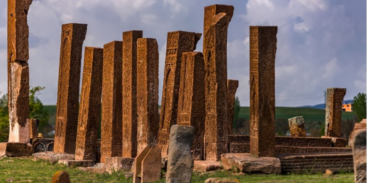 Tarihi toprak evleri, Kümbetleri ve mimarisiyle Vadideki güzel şehir Bitlis Gezi Listesi ve 5 minaresinin hikayesi! 9
