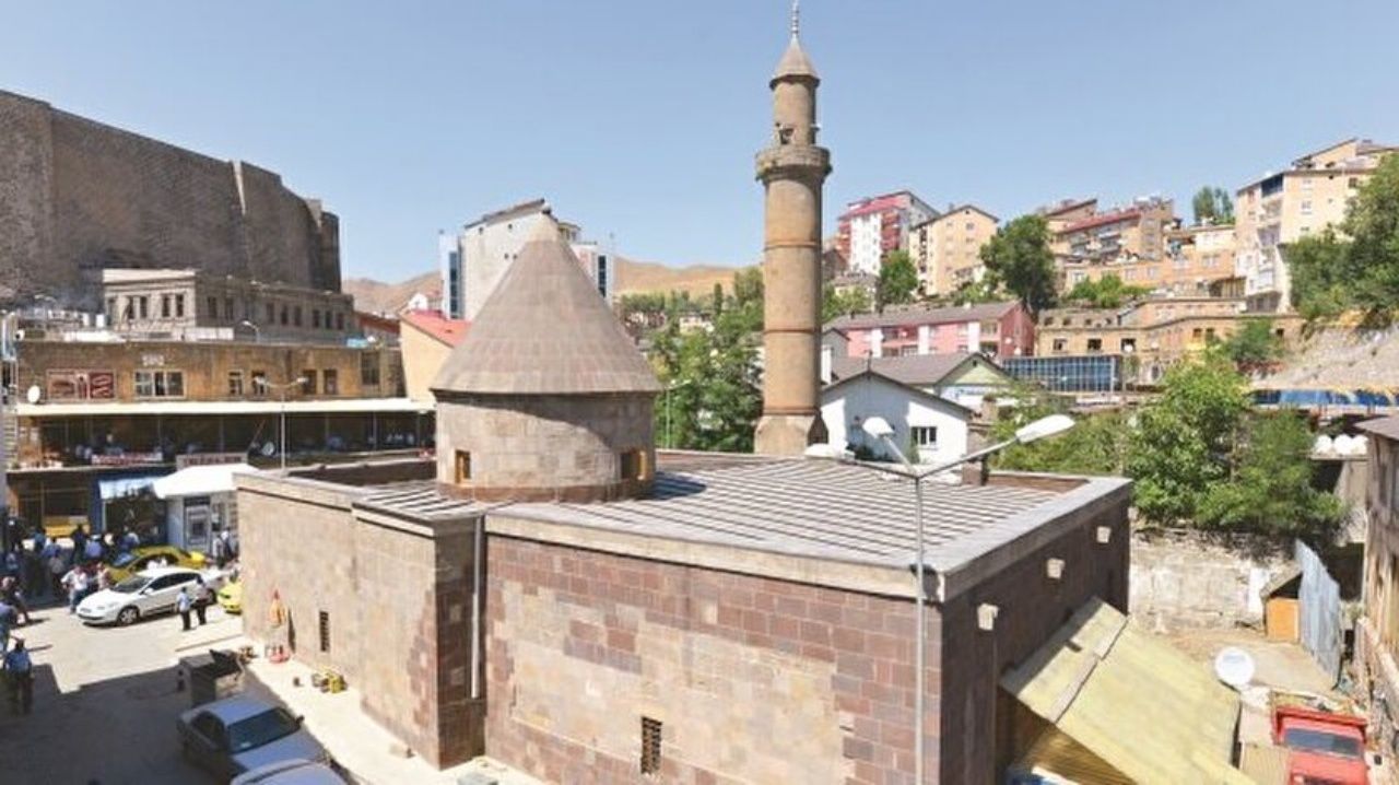 Tarihi toprak evleri, Kümbetleri ve mimarisiyle Vadideki güzel şehir Bitlis Gezi Listesi ve 5 minaresinin hikayesi! 15