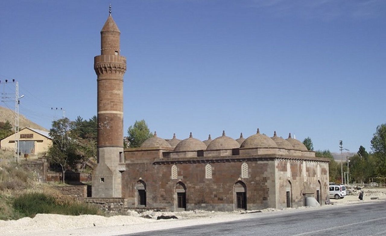 Tarihi toprak evleri, Kümbetleri ve mimarisiyle Vadideki güzel şehir Bitlis Gezi Listesi ve 5 minaresinin hikayesi! 16