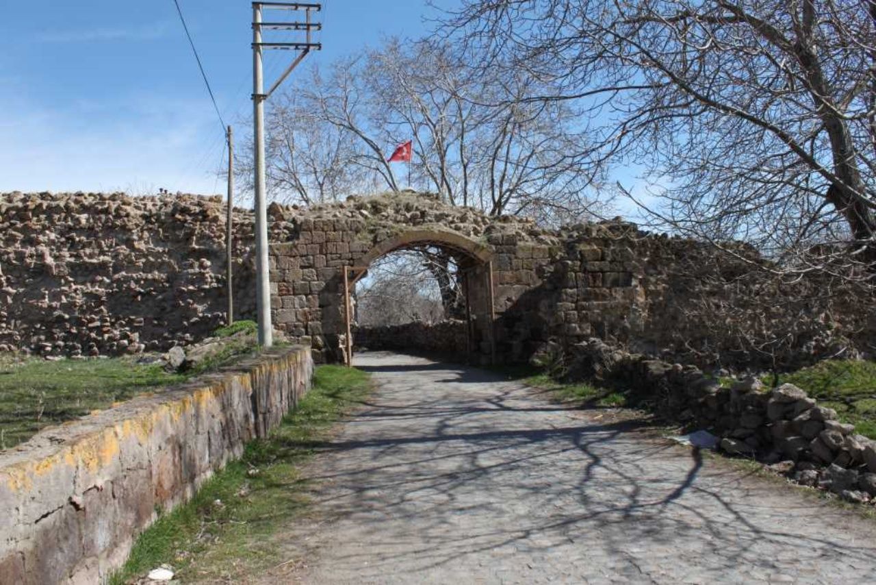 Tarihi toprak evleri, Kümbetleri ve mimarisiyle Vadideki güzel şehir Bitlis Gezi Listesi ve 5 minaresinin hikayesi! 17