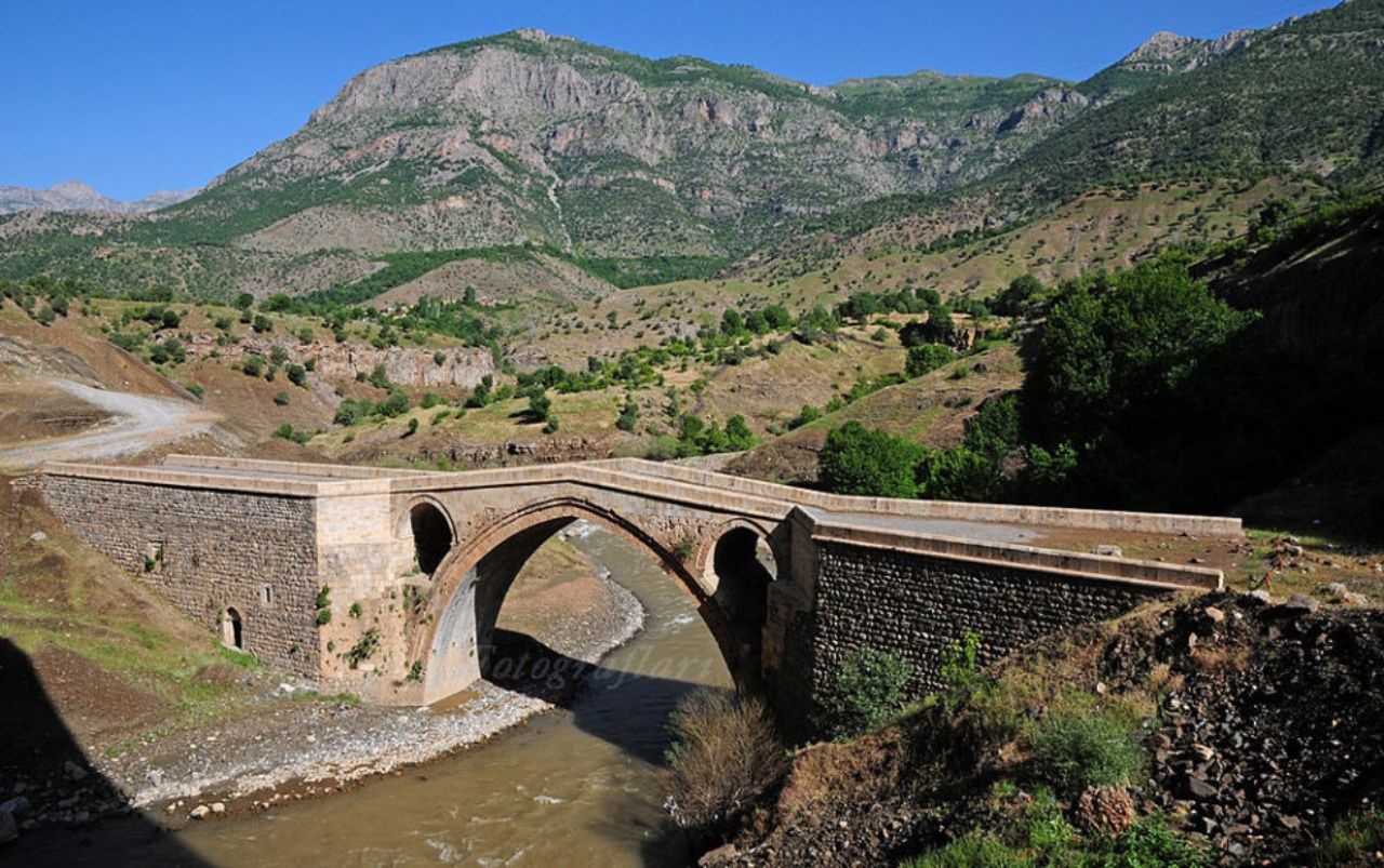 Tarihi toprak evleri, Kümbetleri ve mimarisiyle Vadideki güzel şehir Bitlis Gezi Listesi ve 5 minaresinin hikayesi! 20