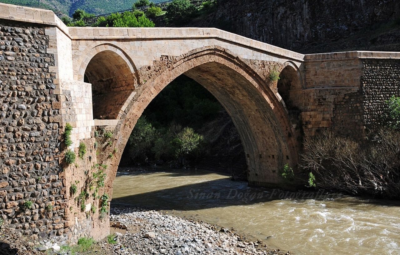 Tarihi toprak evleri, Kümbetleri ve mimarisiyle Vadideki güzel şehir Bitlis Gezi Listesi ve 5 minaresinin hikayesi! 21