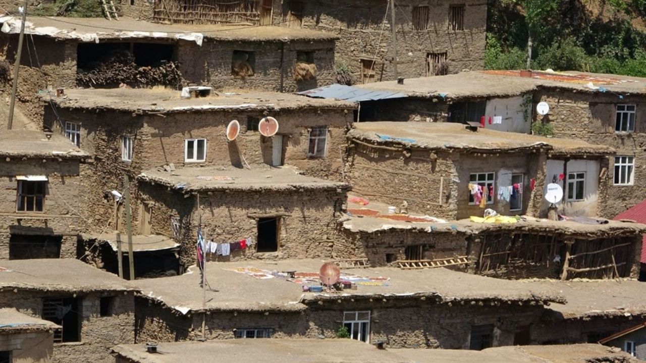 Tarihi toprak evleri, Kümbetleri ve mimarisiyle Vadideki güzel şehir Bitlis Gezi Listesi ve 5 minaresinin hikayesi! 23