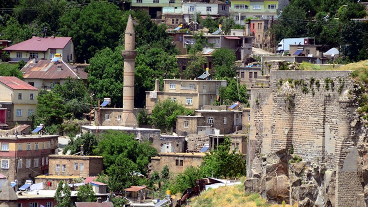 Tarihi toprak evleri, Kümbetleri ve mimarisiyle Vadideki güzel şehir Bitlis Gezi Listesi ve 5 minaresinin hikayesi! 2