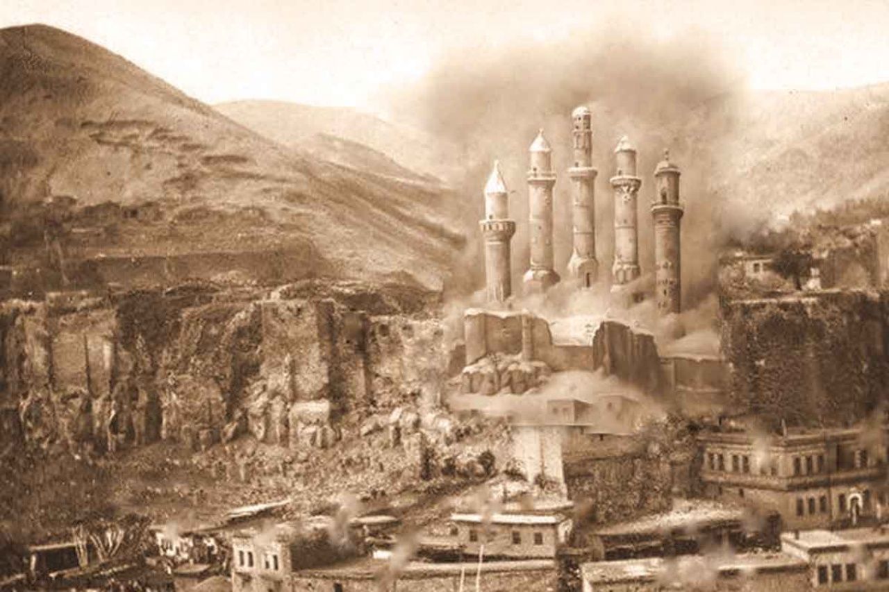 Tarihi toprak evleri, Kümbetleri ve mimarisiyle Vadideki güzel şehir Bitlis Gezi Listesi ve 5 minaresinin hikayesi! 30