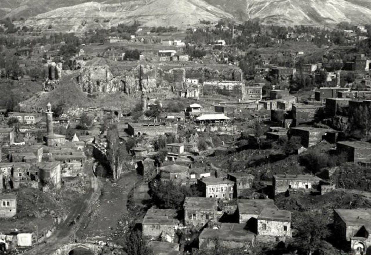 Tarihi toprak evleri, Kümbetleri ve mimarisiyle Vadideki güzel şehir Bitlis Gezi Listesi ve 5 minaresinin hikayesi! 34