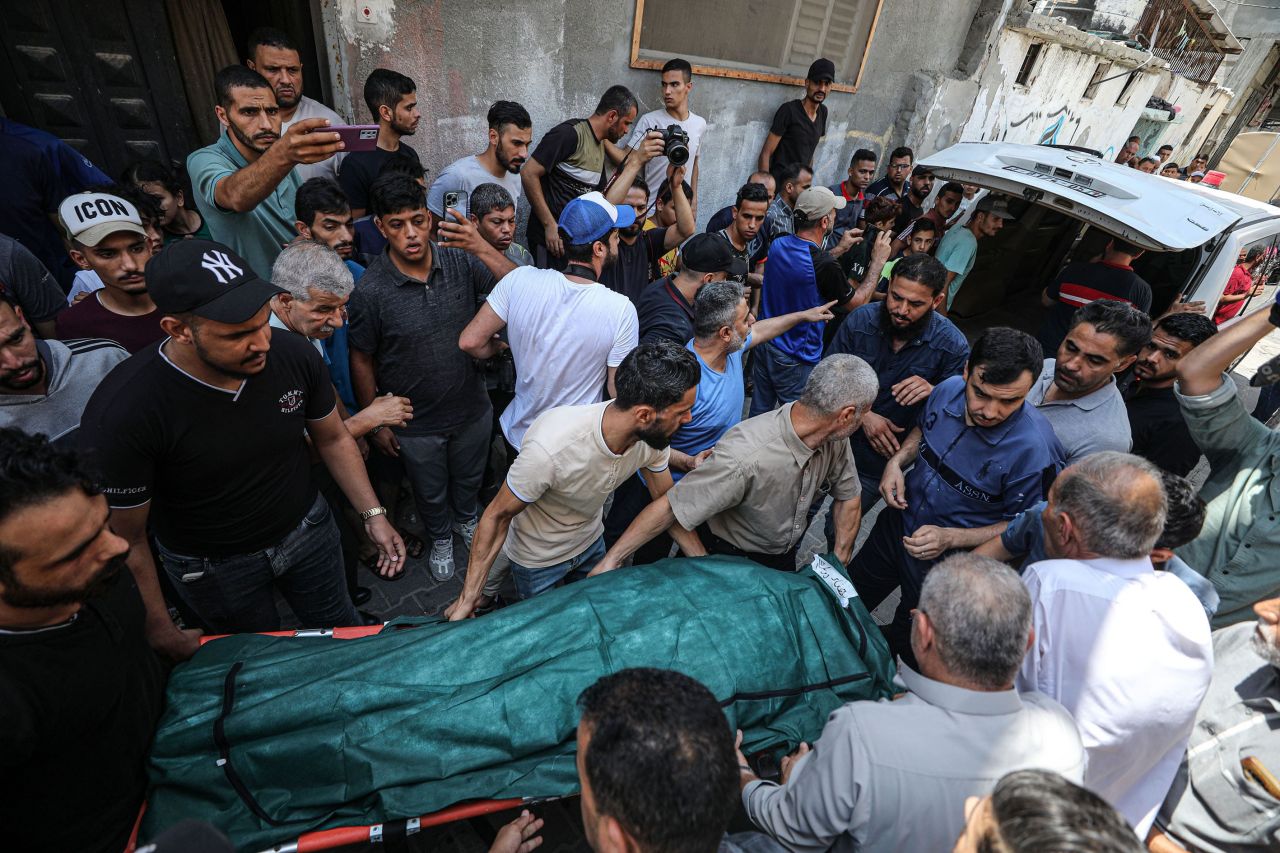 İsrail'in saldırılarında hayatını kaybeden Filistinliler toprağa verildi 4