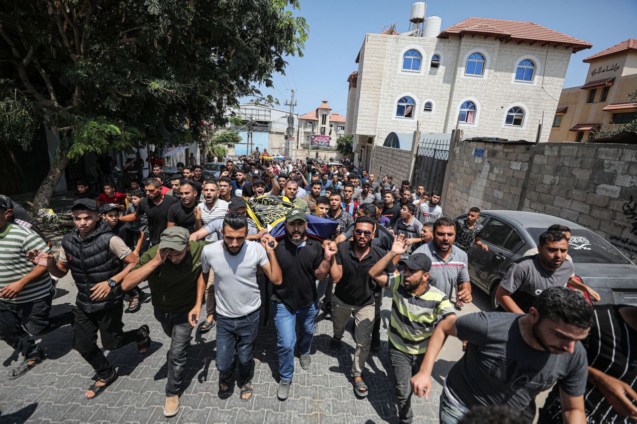 İsrail'in saldırılarında hayatını kaybeden Filistinliler toprağa verildi 10