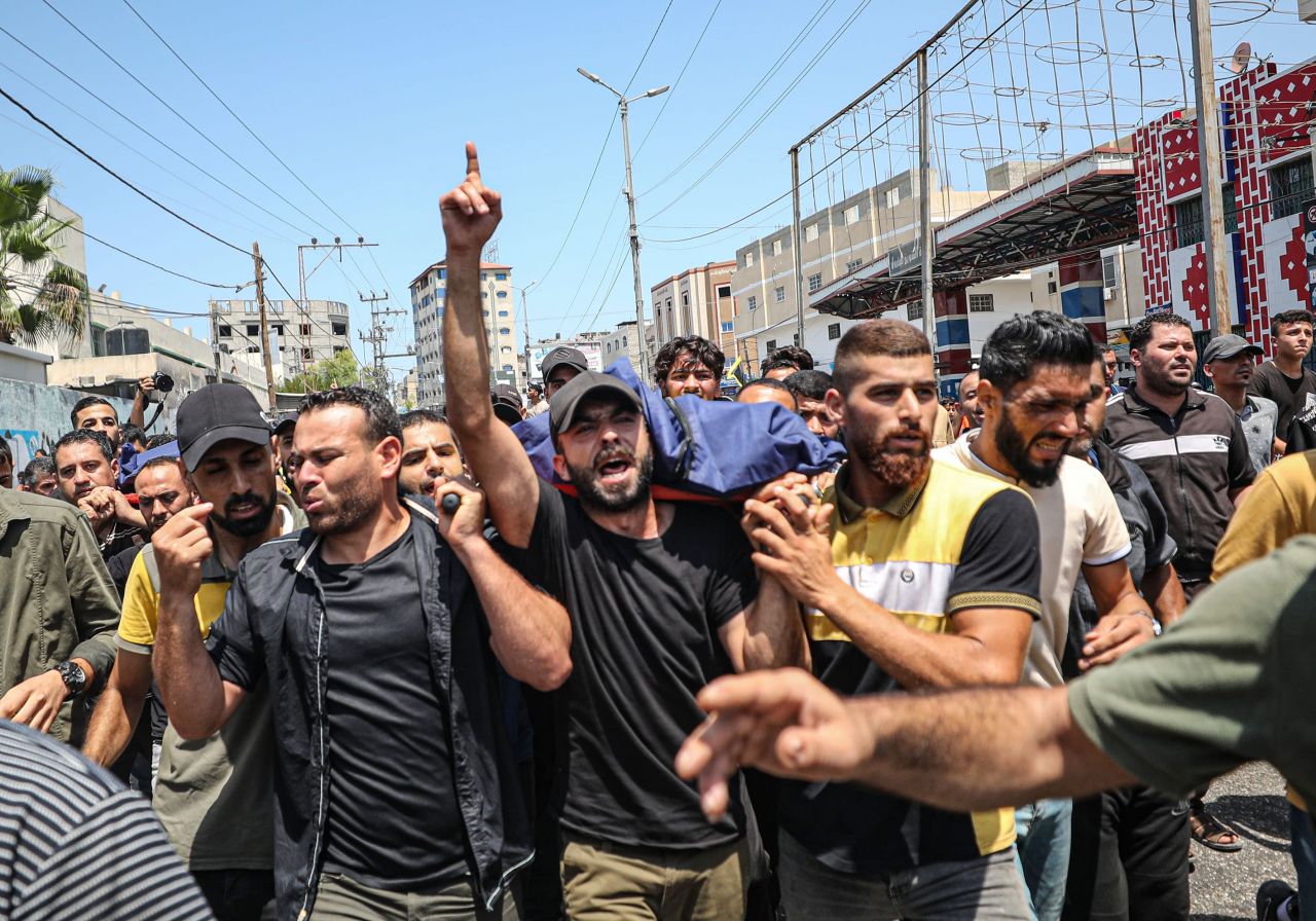 İsrail'in saldırılarında hayatını kaybeden Filistinliler toprağa verildi 13