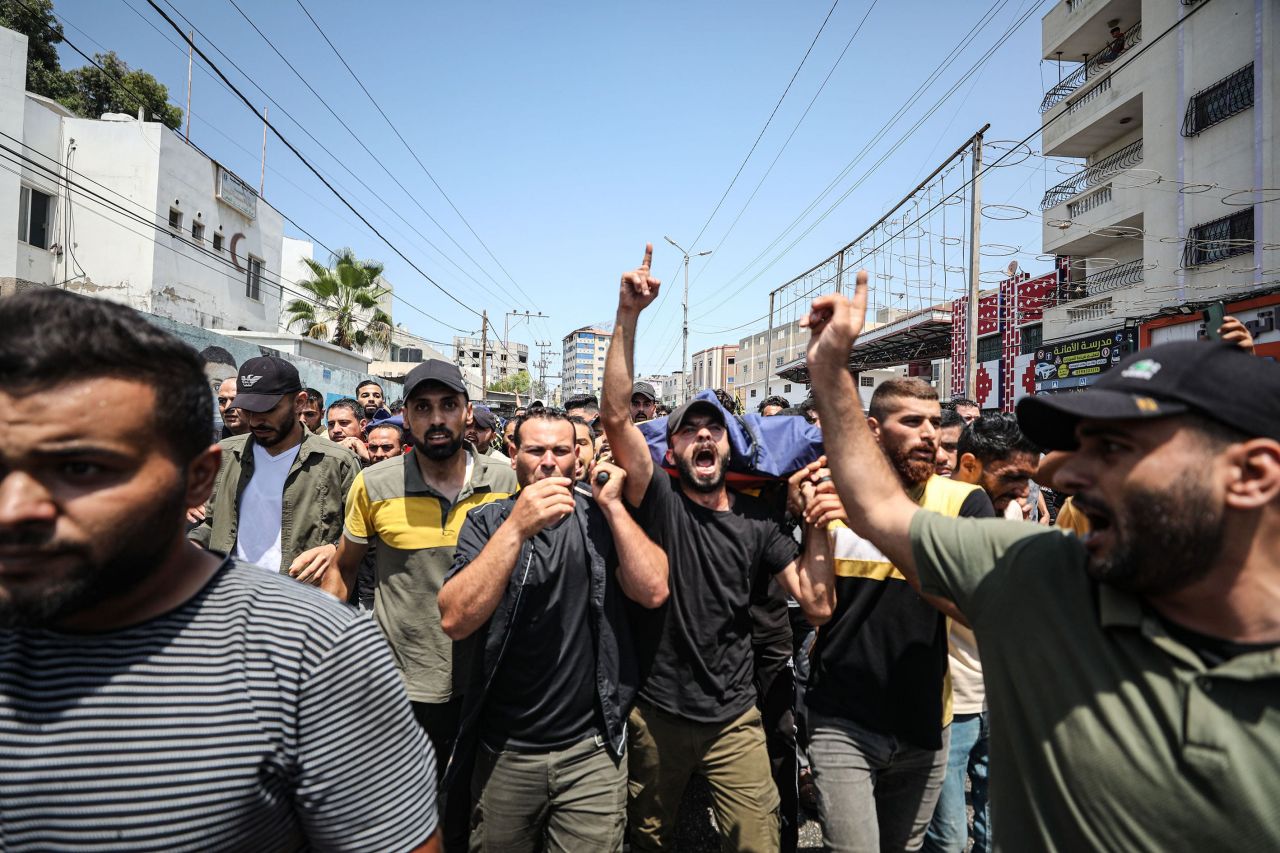 İsrail'in saldırılarında hayatını kaybeden Filistinliler toprağa verildi 14