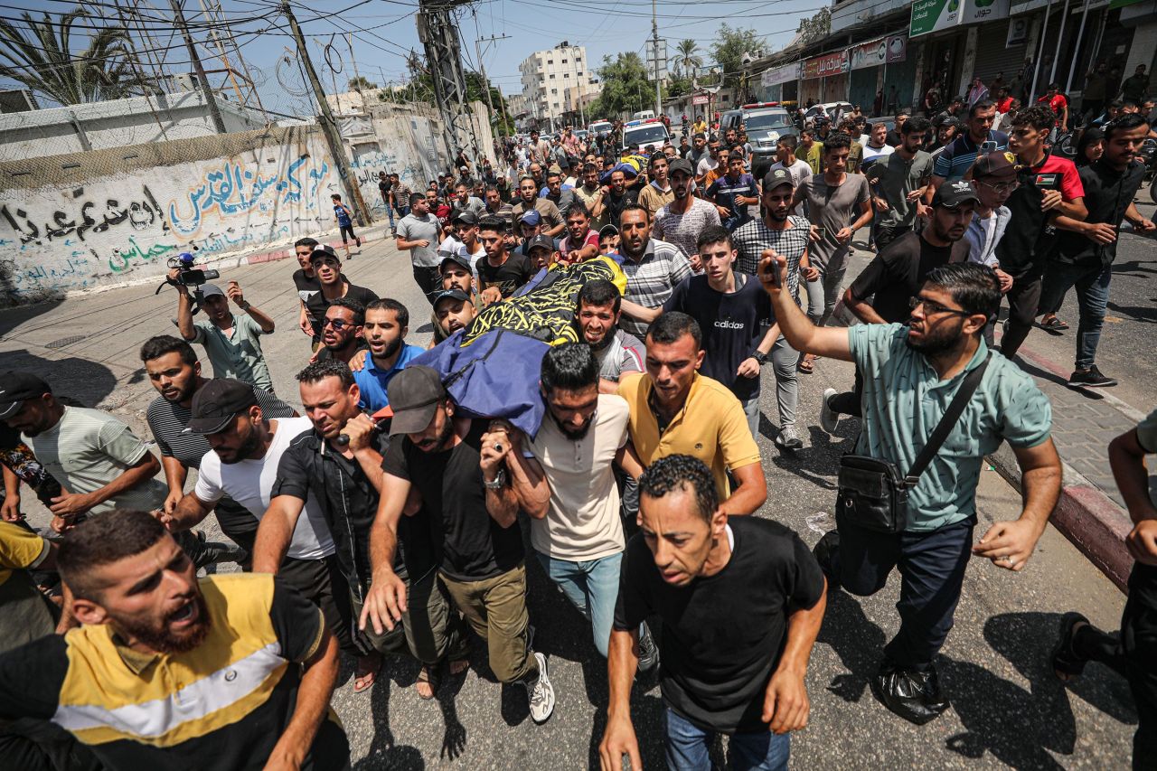 İsrail'in saldırılarında hayatını kaybeden Filistinliler toprağa verildi 16