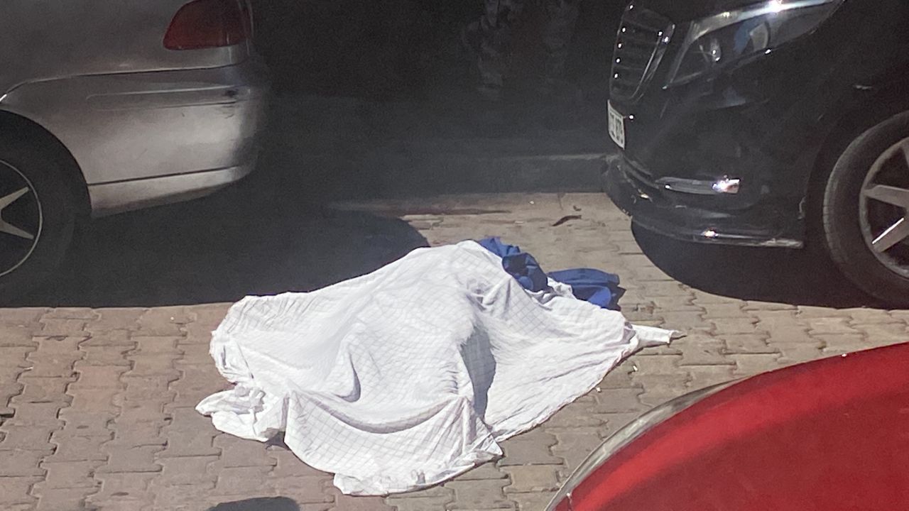 Cam silerken düşüp öldü, kocasının son bakışı yürekleri dağladı 1