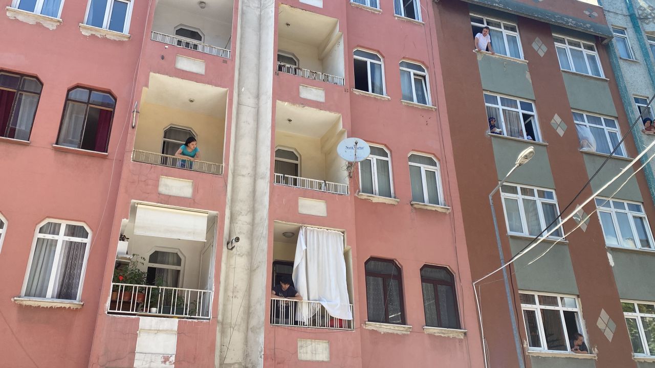 Cam silerken düşüp öldü, kocasının son bakışı yürekleri dağladı 5