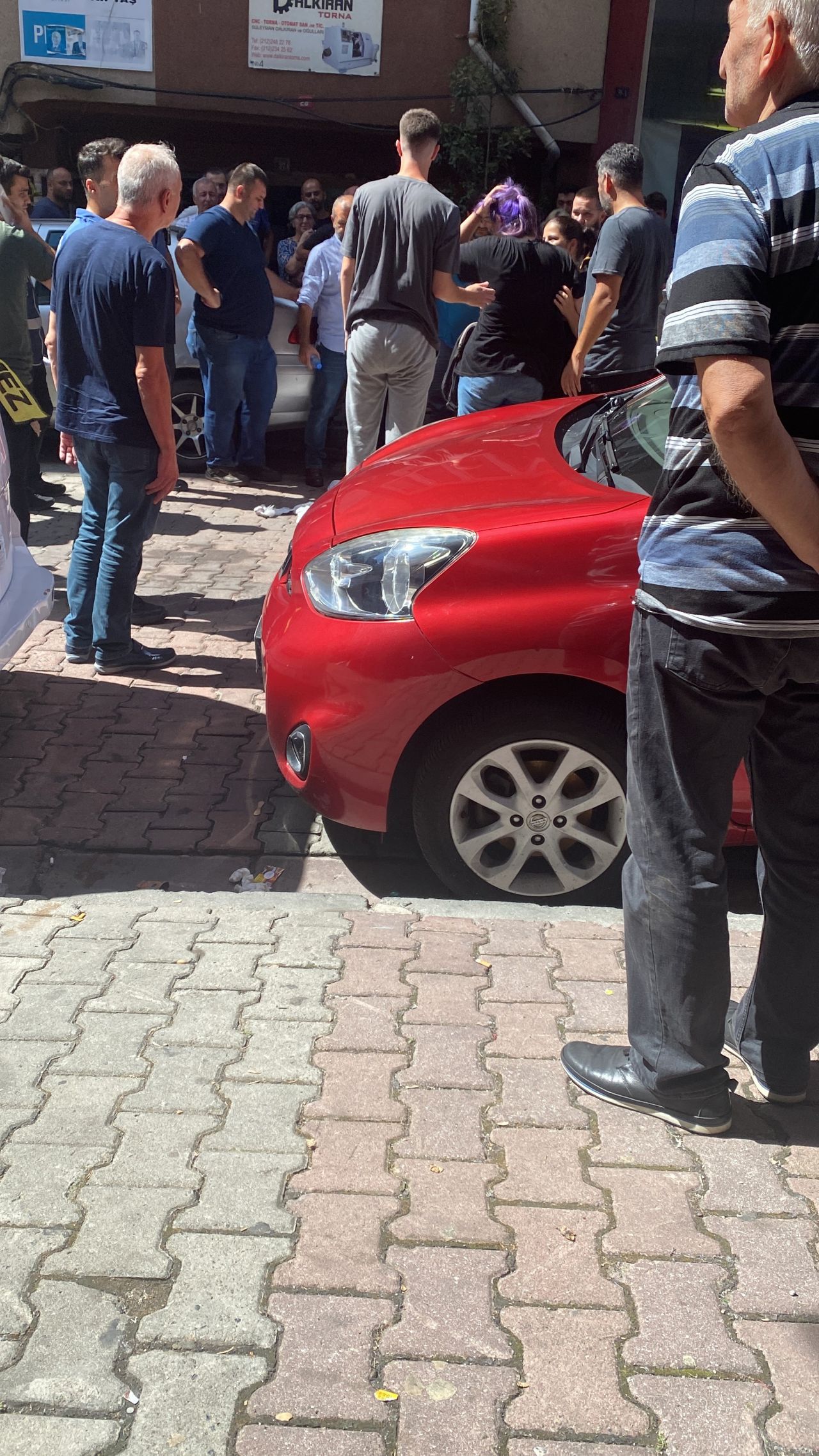 Cam silerken düşüp öldü, kocasının son bakışı yürekleri dağladı 6