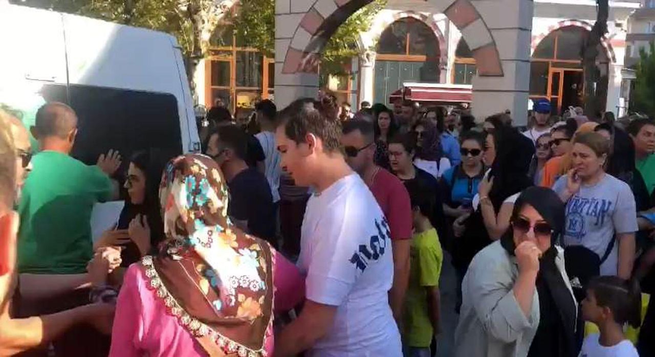 Sevgilisinin kolundan tutup, 25 metrelik uçurumdan atladığı kadın toprağa verildi 5