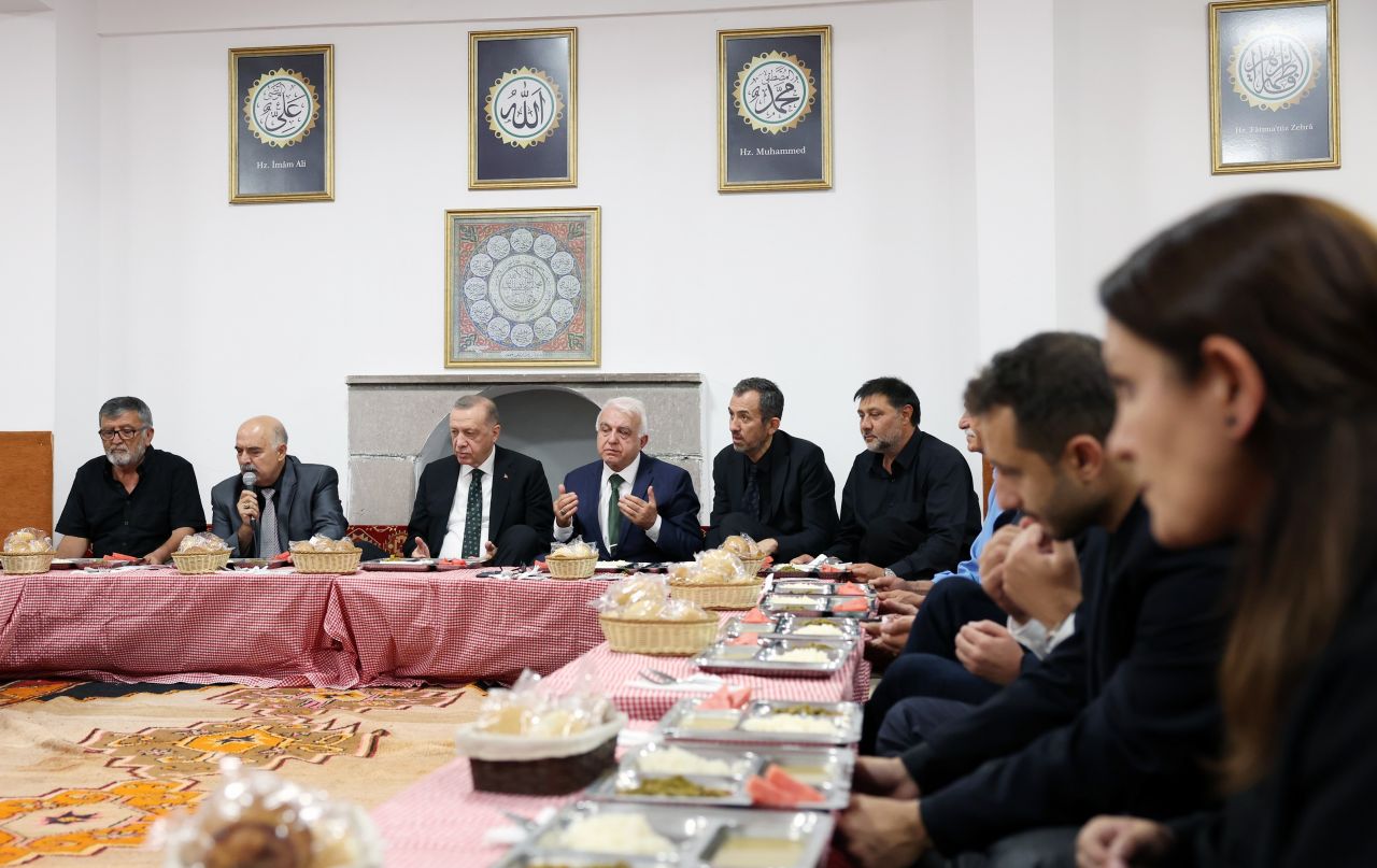 Cumhurbaşkanı Erdoğan, cemevinde Alevi dedeleriyle birlikte iftar yaptı 3