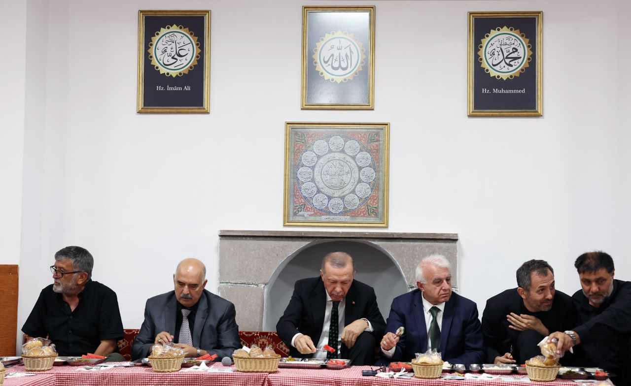 Cumhurbaşkanı Erdoğan, cemevinde Alevi dedeleriyle birlikte iftar yaptı 4