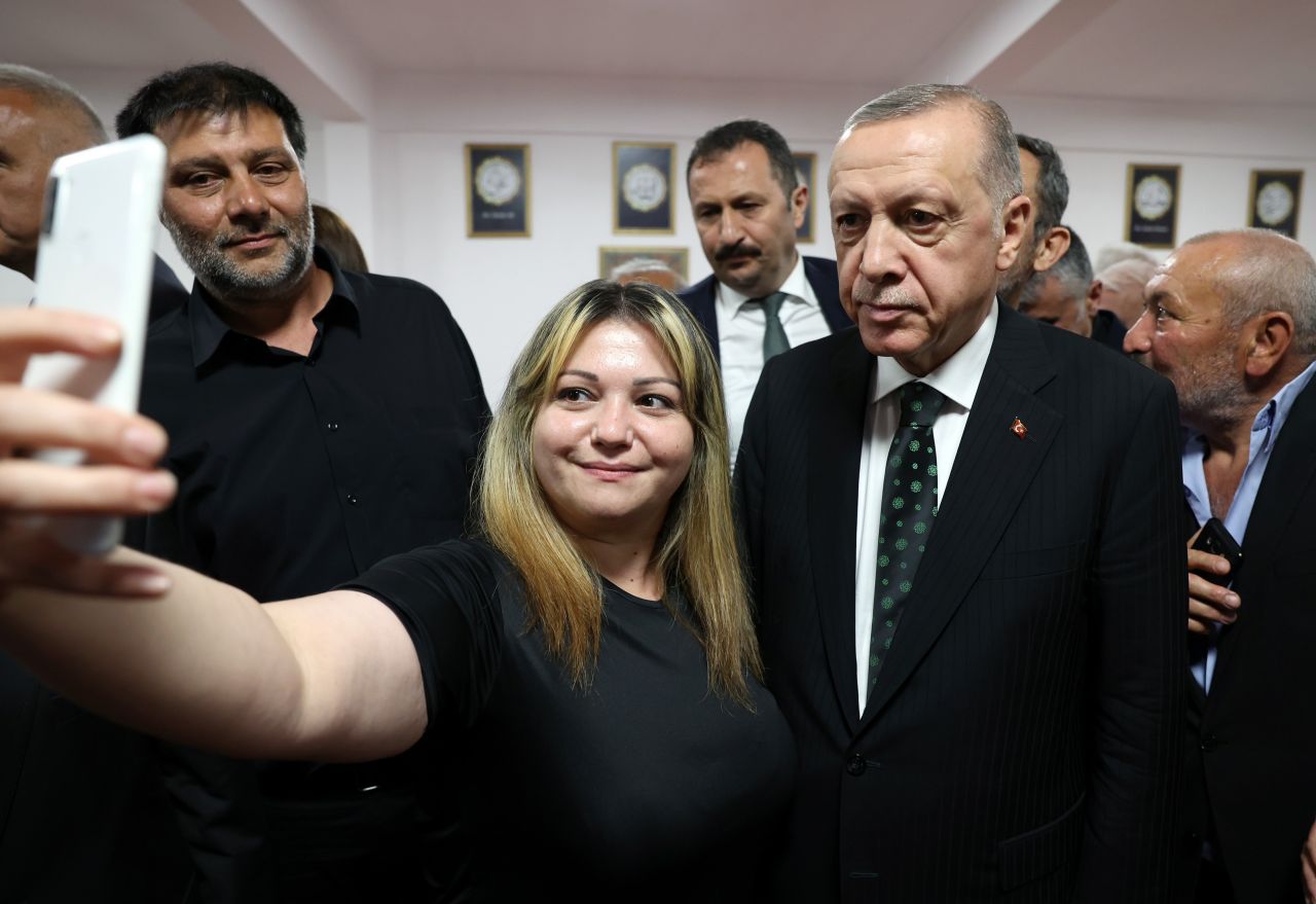Cumhurbaşkanı Erdoğan, cemevinde Alevi dedeleriyle birlikte iftar yaptı 6