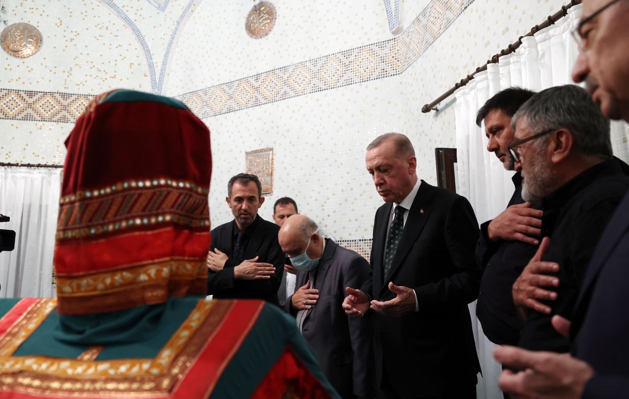 Cumhurbaşkanı Erdoğan, cemevinde Alevi dedeleriyle birlikte iftar yaptı 7