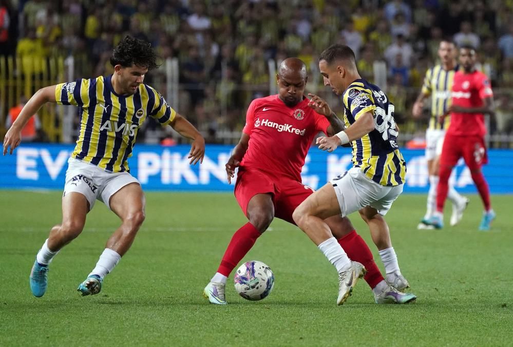 3-3 berabere biten Fenerbahçe-Ümraniyespor maçı sonrası Miha Zajc depremi 1