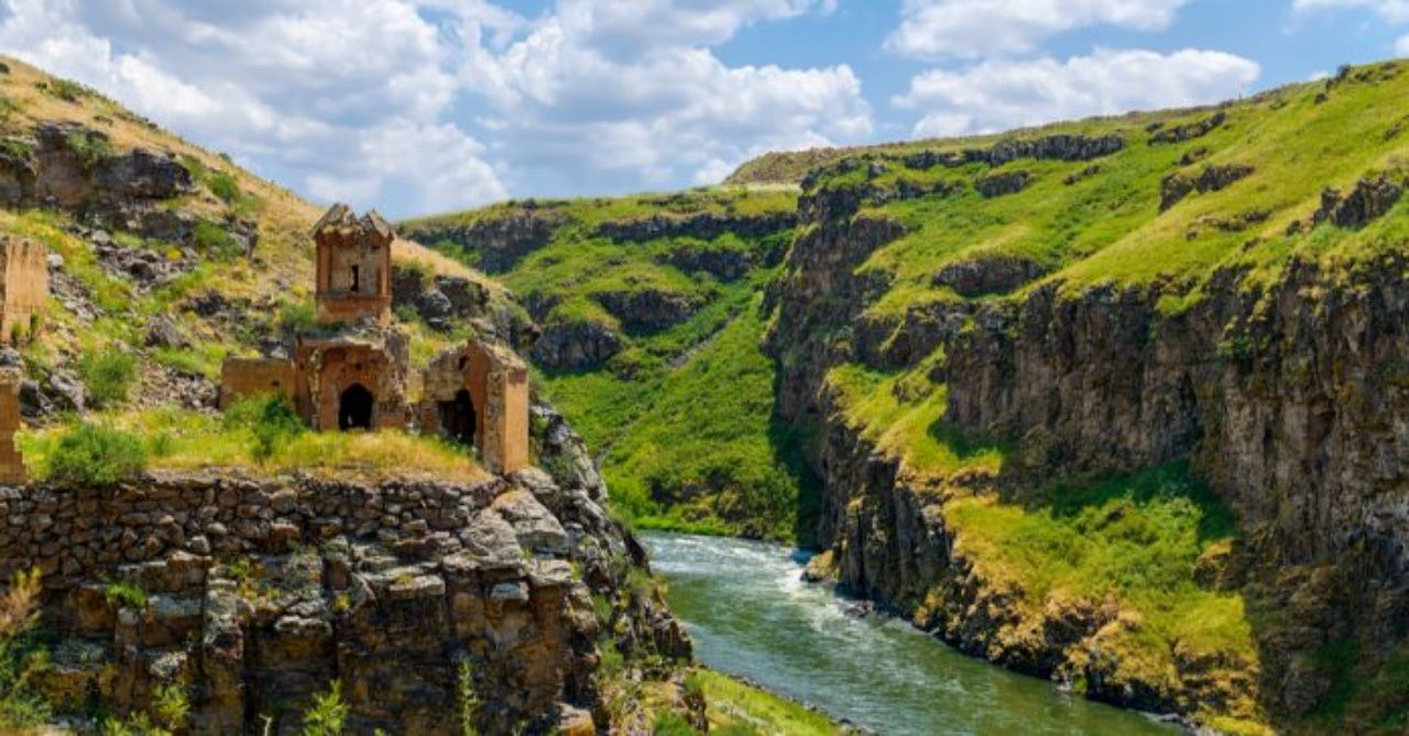 Güneşin ilk doğduğu, karın ilk yağdığı şehir Kars’ta gezilecek yerler ve yöresel lezzetler listesi! 23