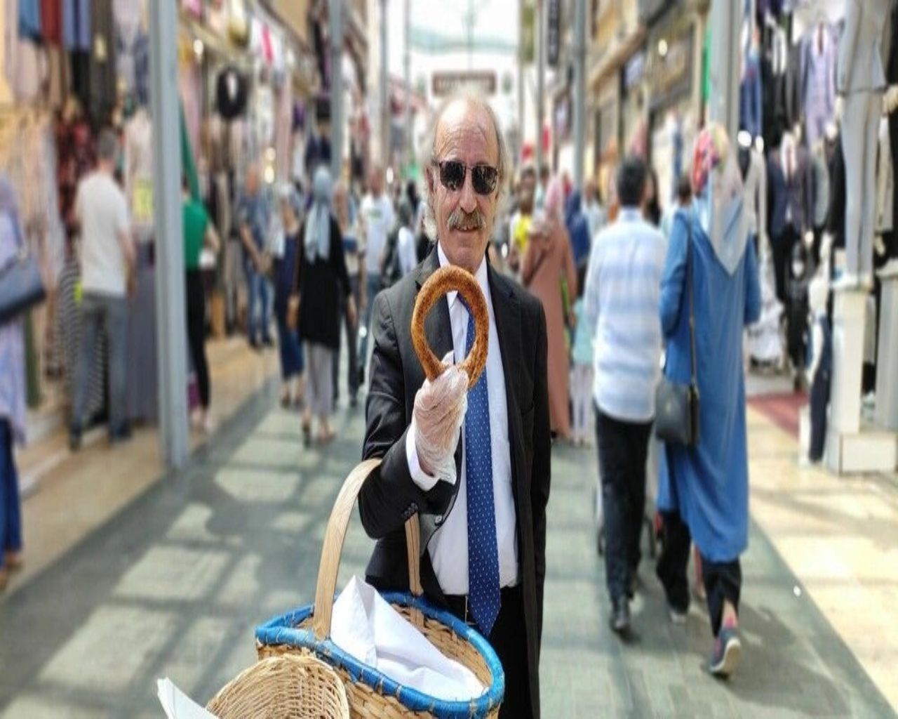 Takım elbise ile simit satıyor! Aylık kazancını duyanlar ise kulaklarına inanamıyor 2