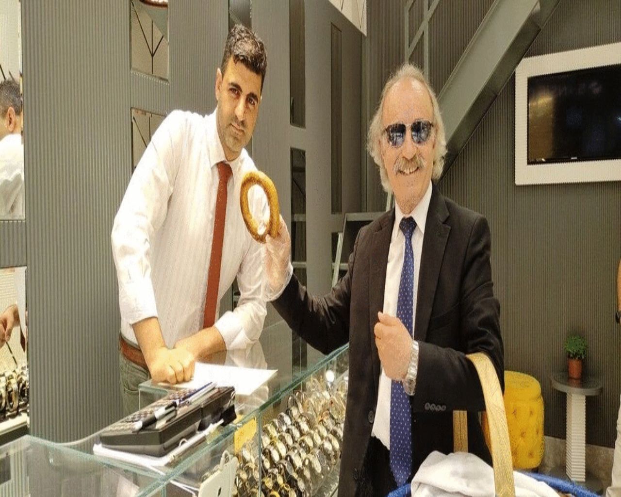 Takım elbise ile simit satıyor! Aylık kazancını duyanlar ise kulaklarına inanamıyor 6