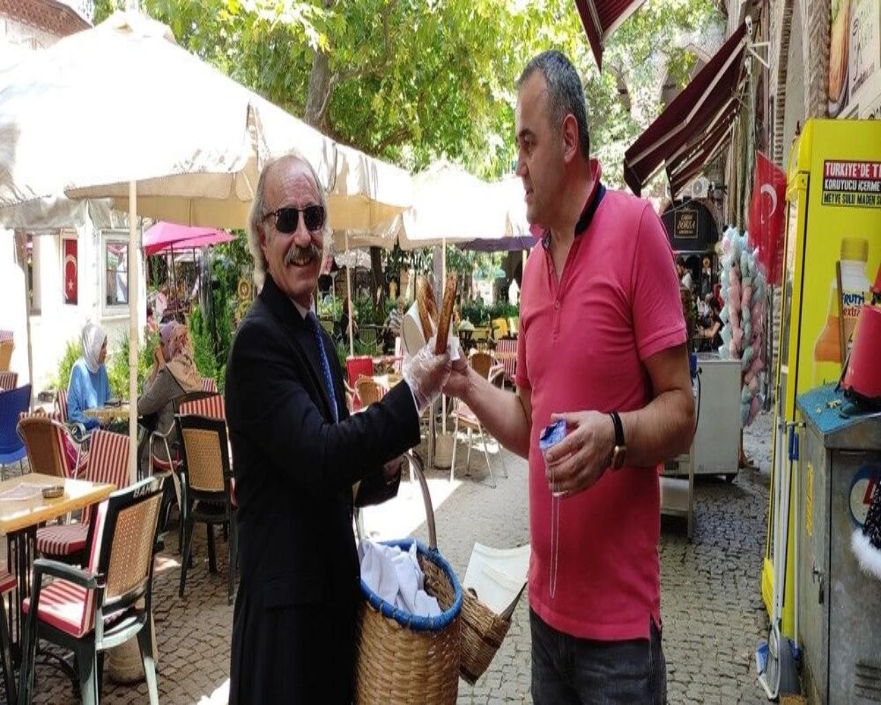 Takım elbise ile simit satıyor! Aylık kazancını duyanlar ise kulaklarına inanamıyor 5