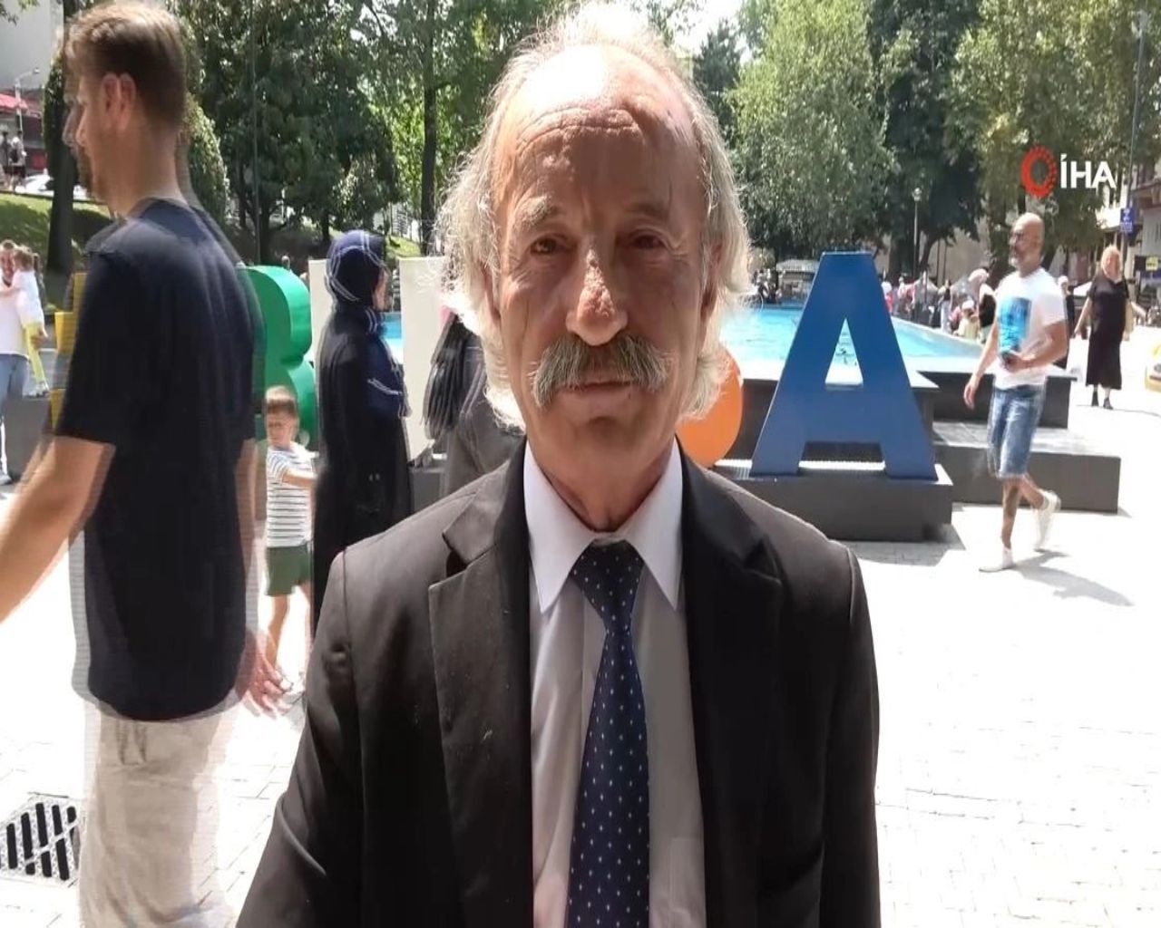 Takım elbise ile simit satıyor! Aylık kazancını duyanlar ise kulaklarına inanamıyor 10