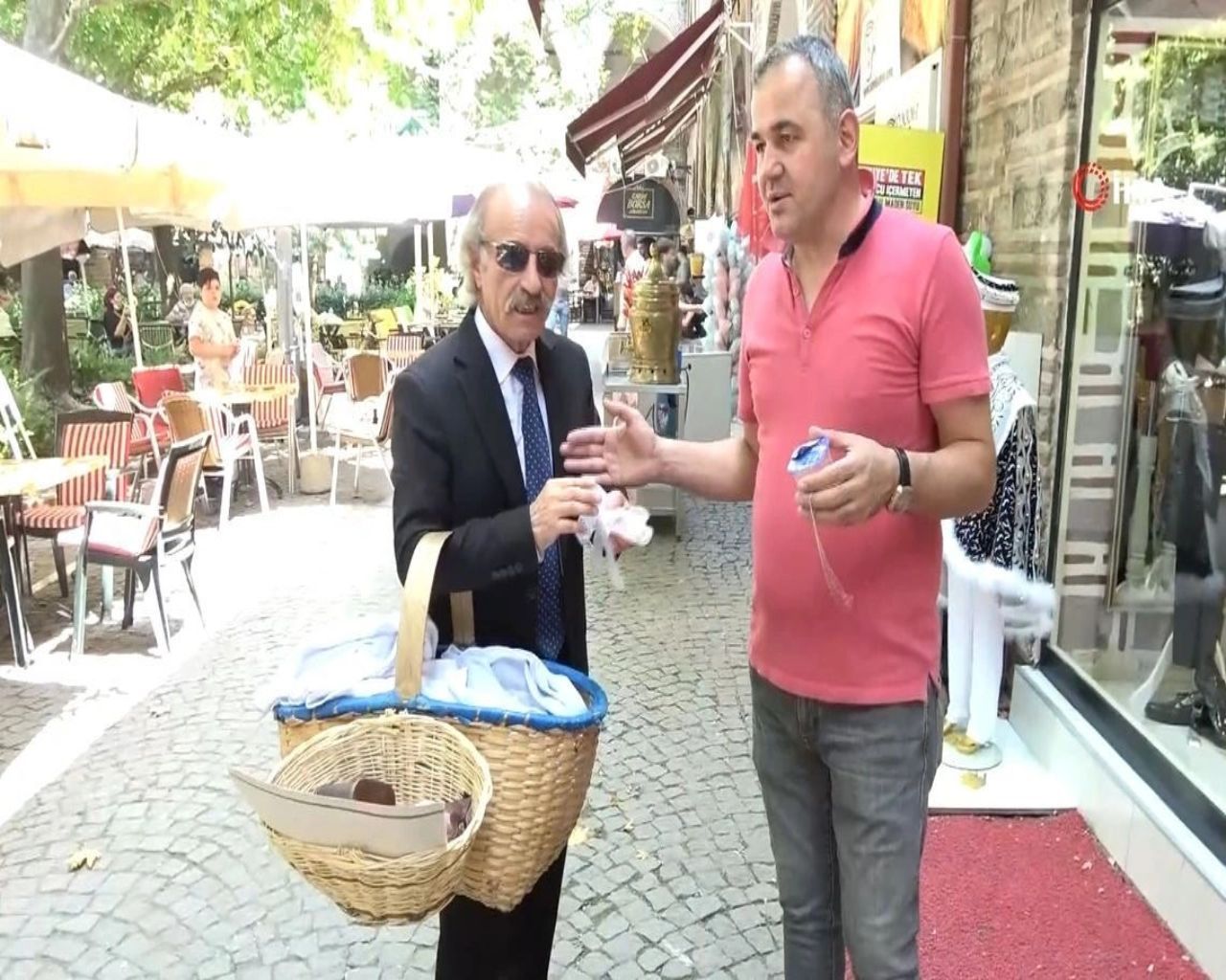 Takım elbise ile simit satıyor! Aylık kazancını duyanlar ise kulaklarına inanamıyor 9
