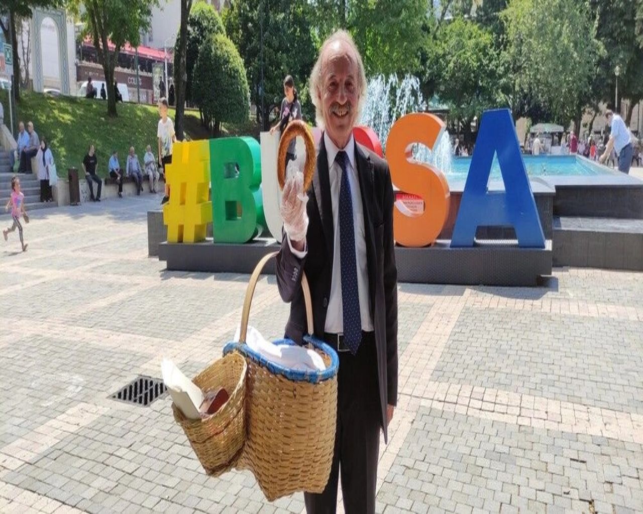 Takım elbise ile simit satıyor! Aylık kazancını duyanlar ise kulaklarına inanamıyor 1