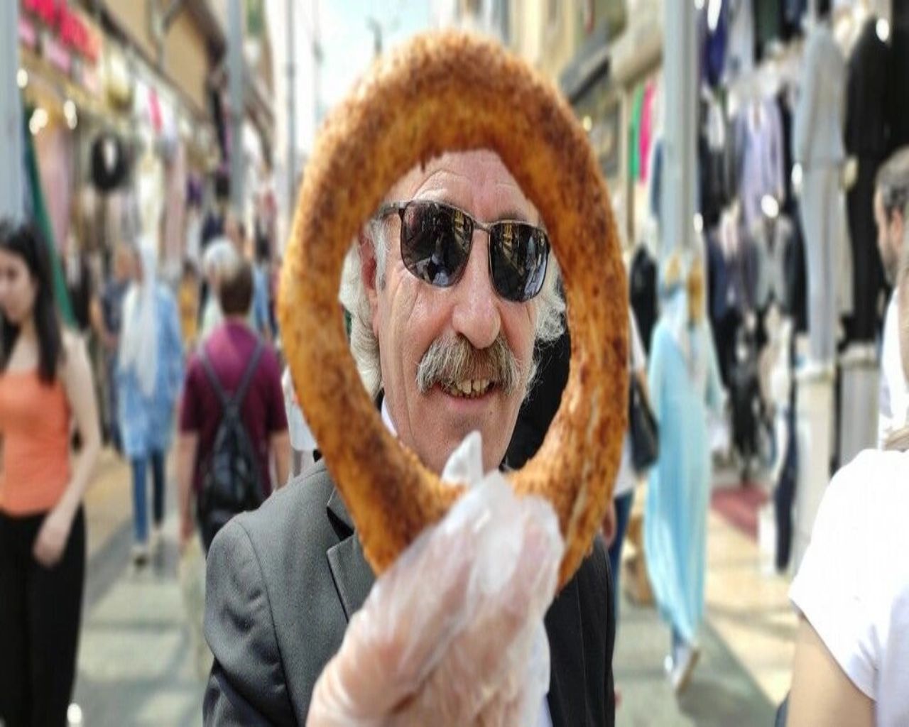 Takım elbise ile simit satıyor! Aylık kazancını duyanlar ise kulaklarına inanamıyor 3