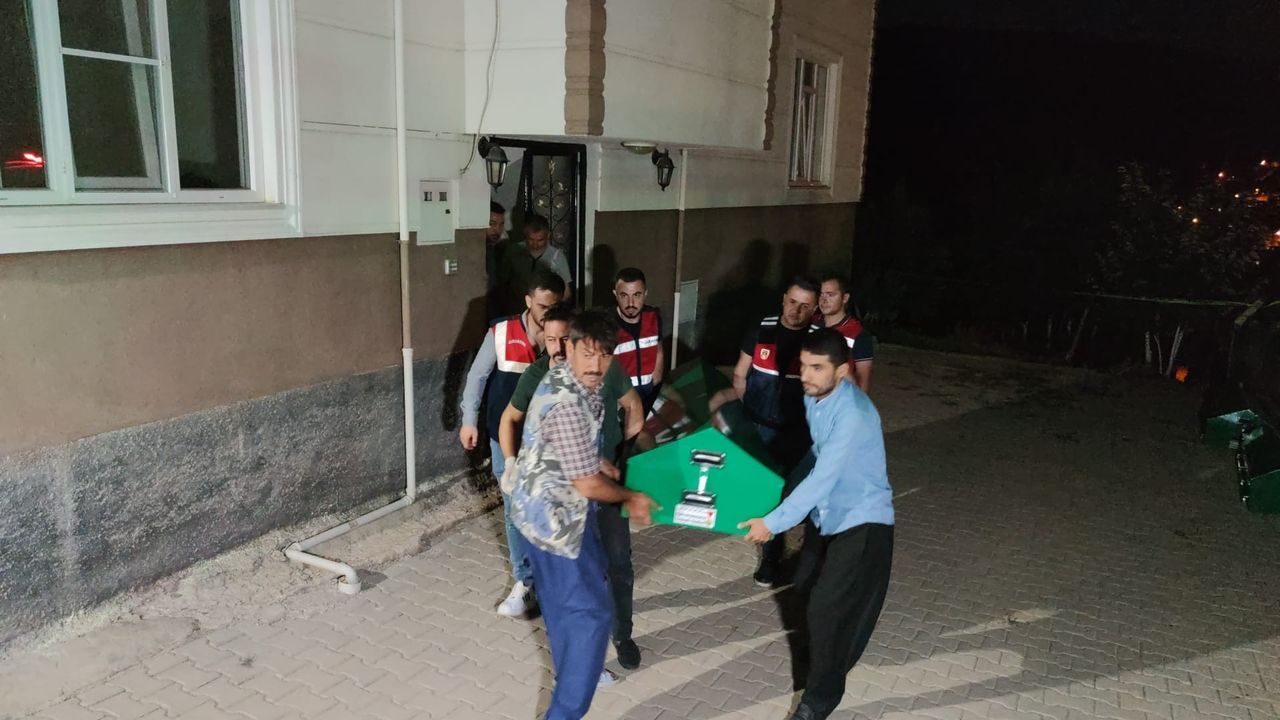 Ailesini yok etmişti! Katliam evindeki cenazeler morga kaldırıldı 5