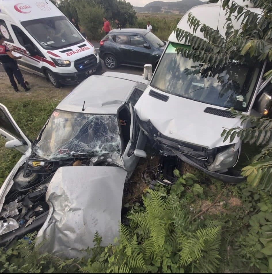 İşçi servisi ile otomobil kafa kafaya çarpıştı: 15 yaralı 1