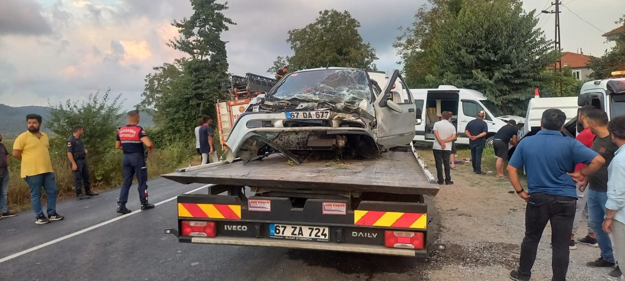 İşçi servisi ile otomobil kafa kafaya çarpıştı: 15 yaralı 3
