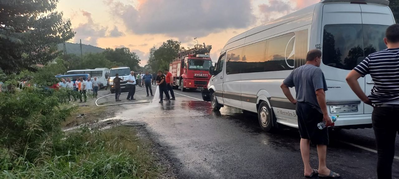 İşçi servisi ile otomobil kafa kafaya çarpıştı: 15 yaralı 4