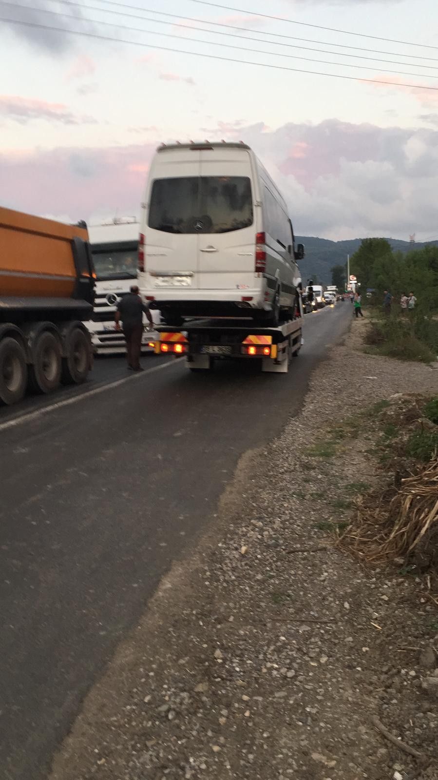 İşçi servisi ile otomobil kafa kafaya çarpıştı: 15 yaralı 6