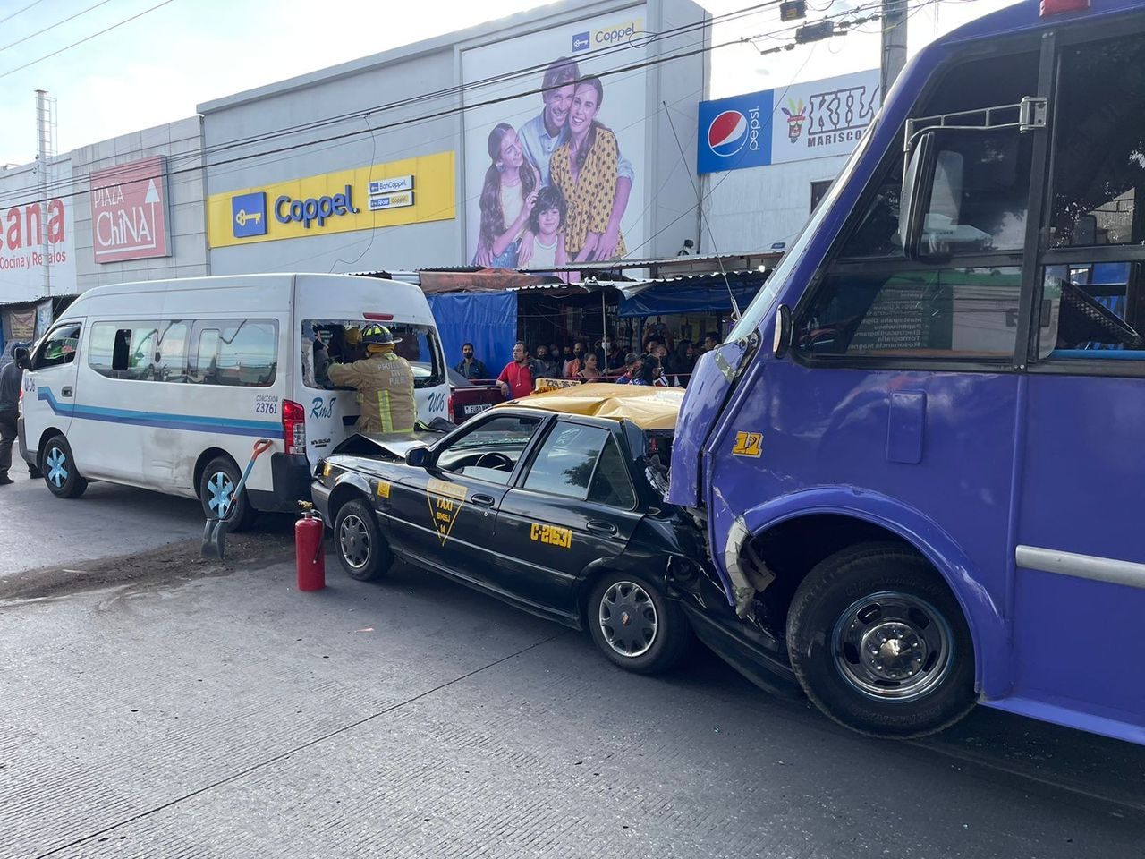 Bir otobüs, bir minibüs ve 3 otomobil birbirine girdi: 50 yaralı 1